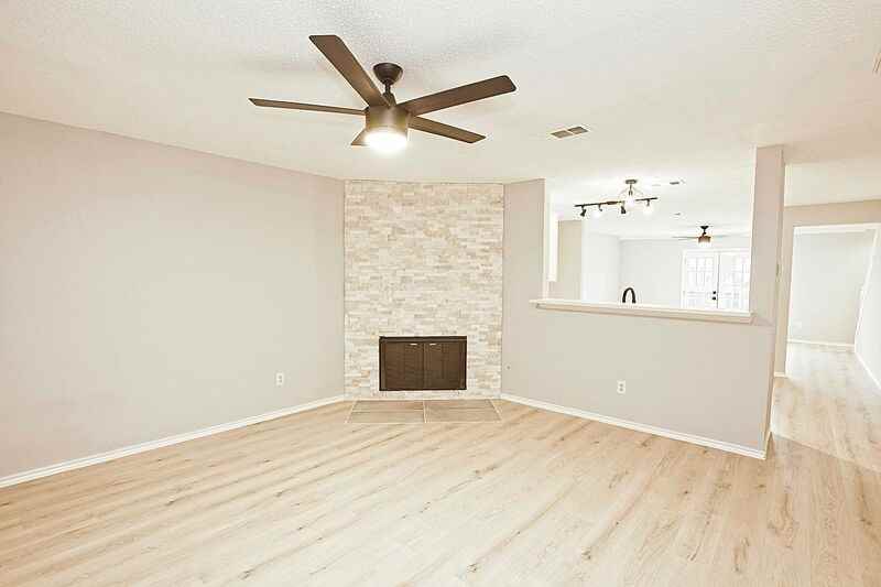 1379 Honeysuckle Ln - Photo 5 of 38