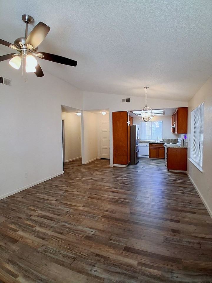 2068 W Magill Ave - Photo 4 of 21