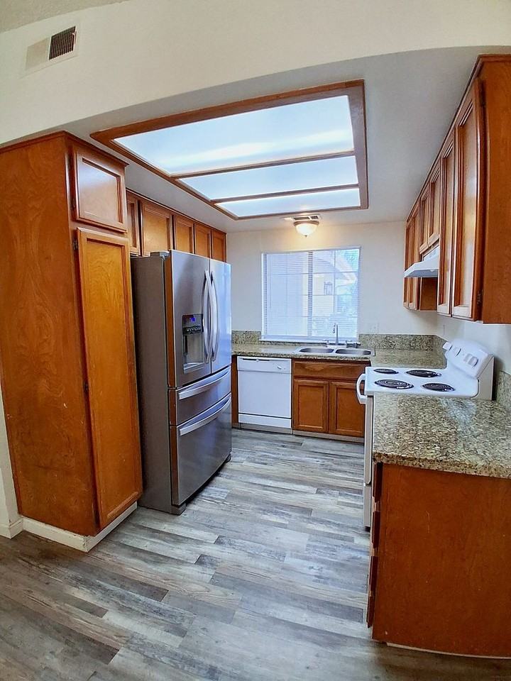 2068 W Magill Ave - Photo 5 of 21