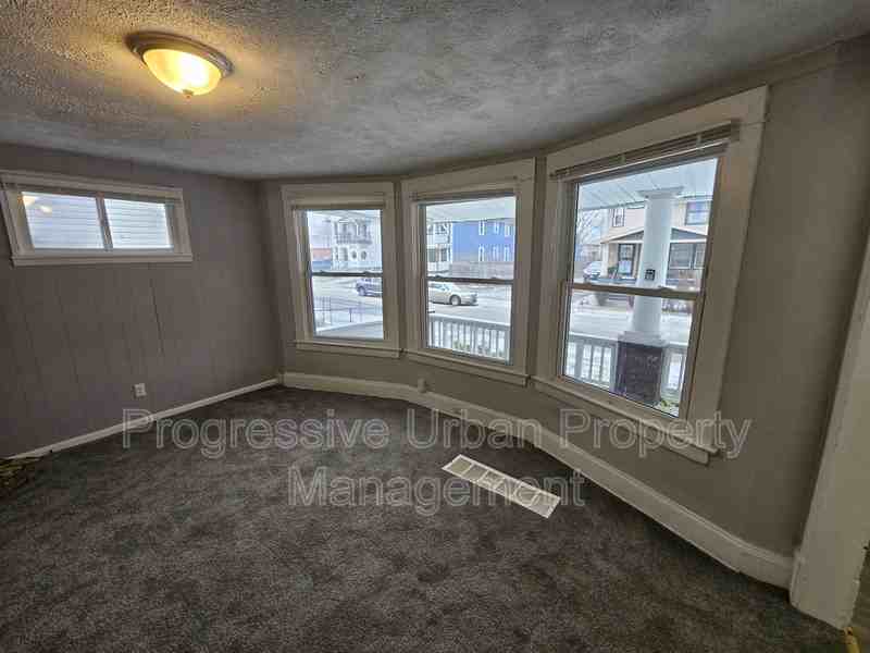 10602 Earle Ave - Photo 4 of 29