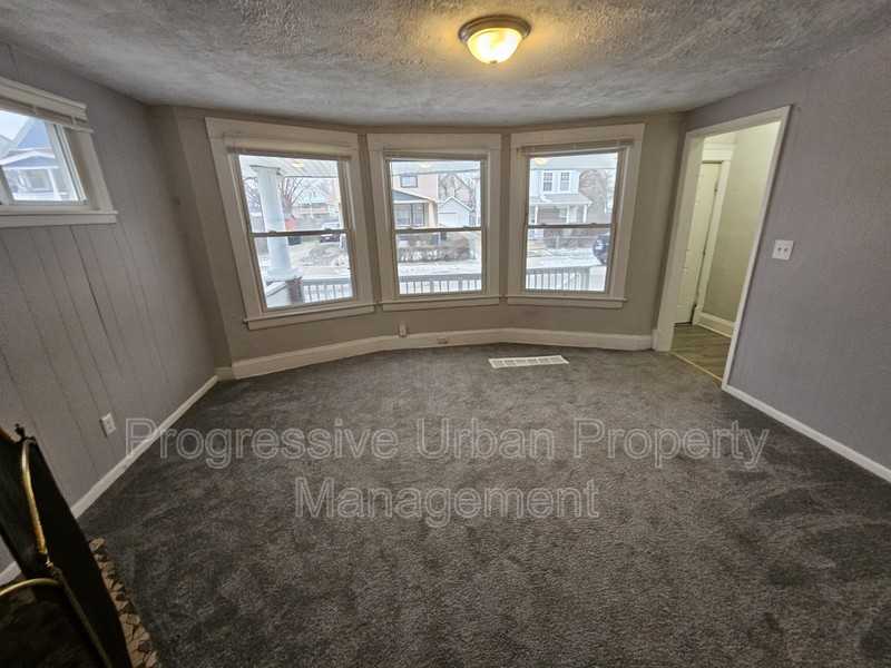 10602 Earle Ave - Photo 5 of 29