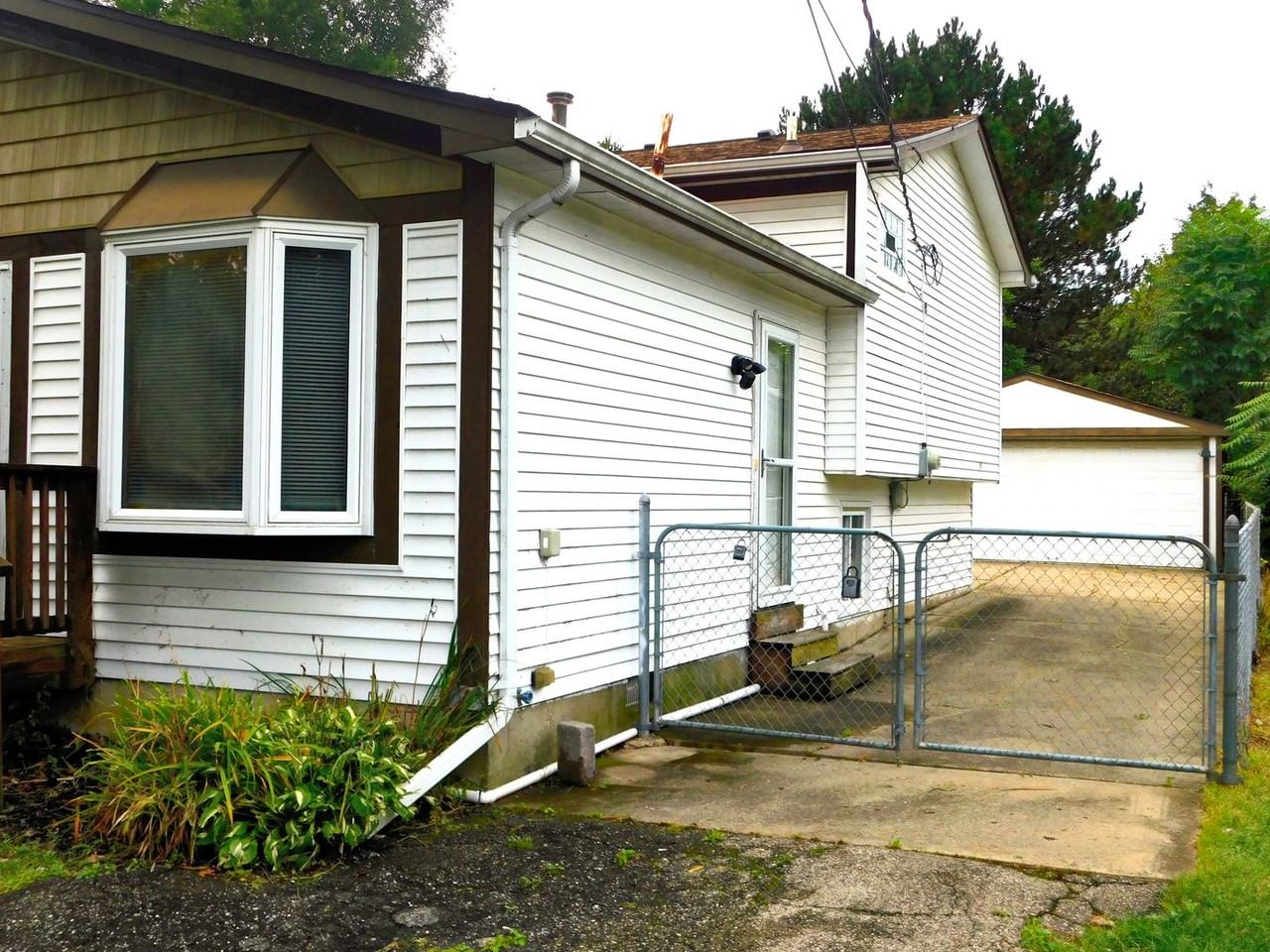 1040 Lalond Ave - Photo 2 of 28