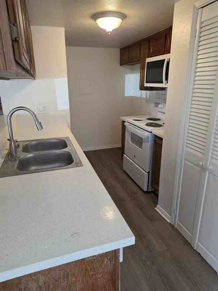 2622 Rudder Ave - Photo 3 of 10
