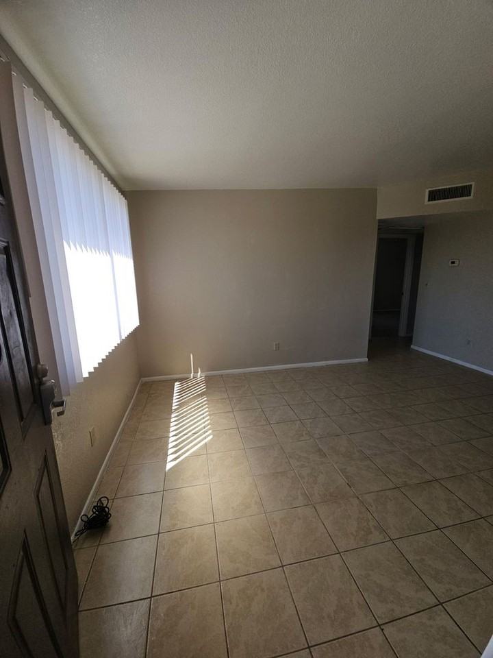 Mammoth Apartments - Photo 2 of 25