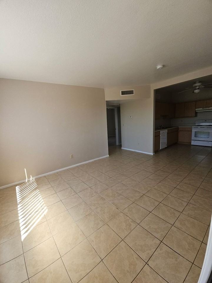 Mammoth Apartments - Photo 3 of 25