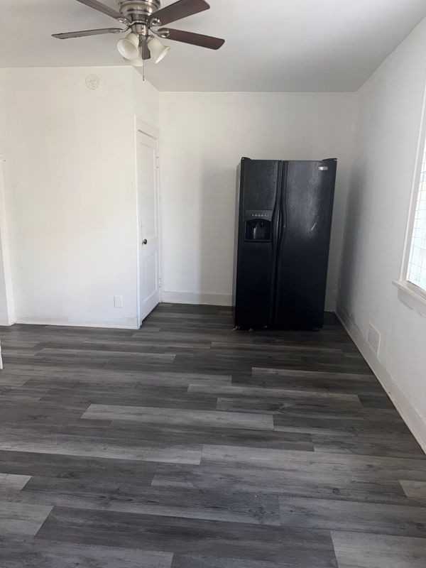 904 Clinton St - Photo 3 of 5
