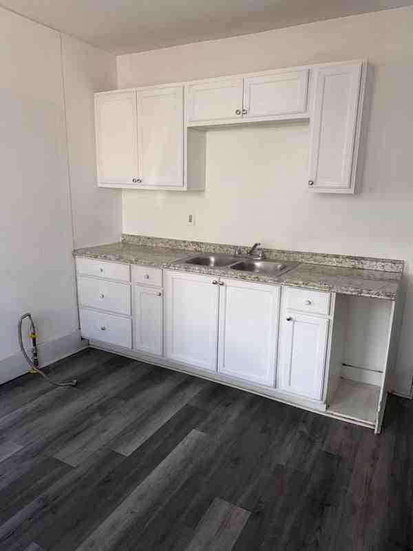 904 Clinton St - Photo 4 of 5