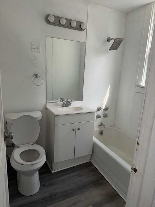 904 Clinton St - Photo 5 of 5