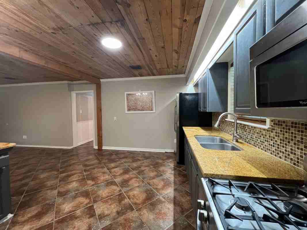 105 N Long St - Photo 7 of 22