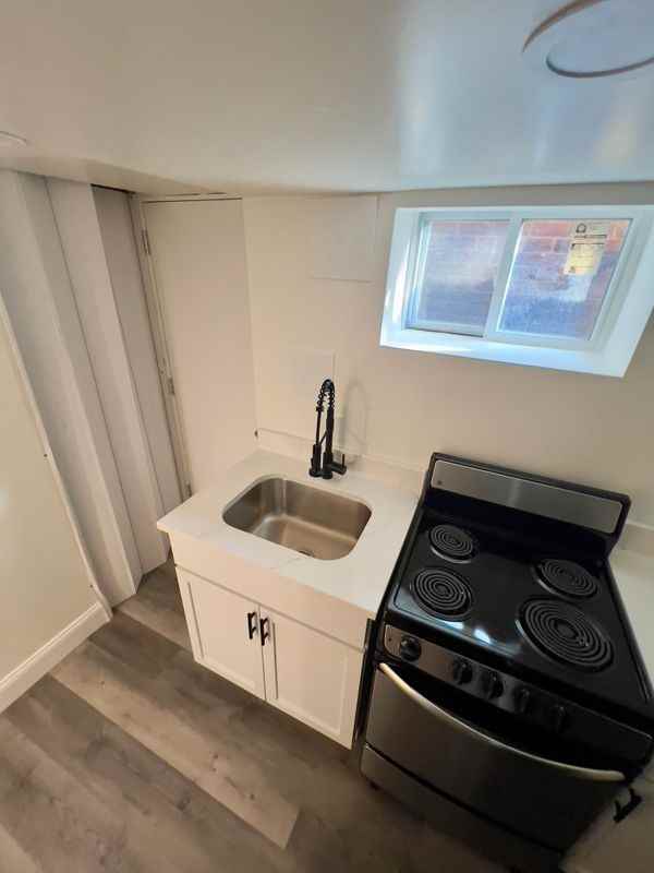 255 Hawaii Ave Ne - Photo 3 of 11