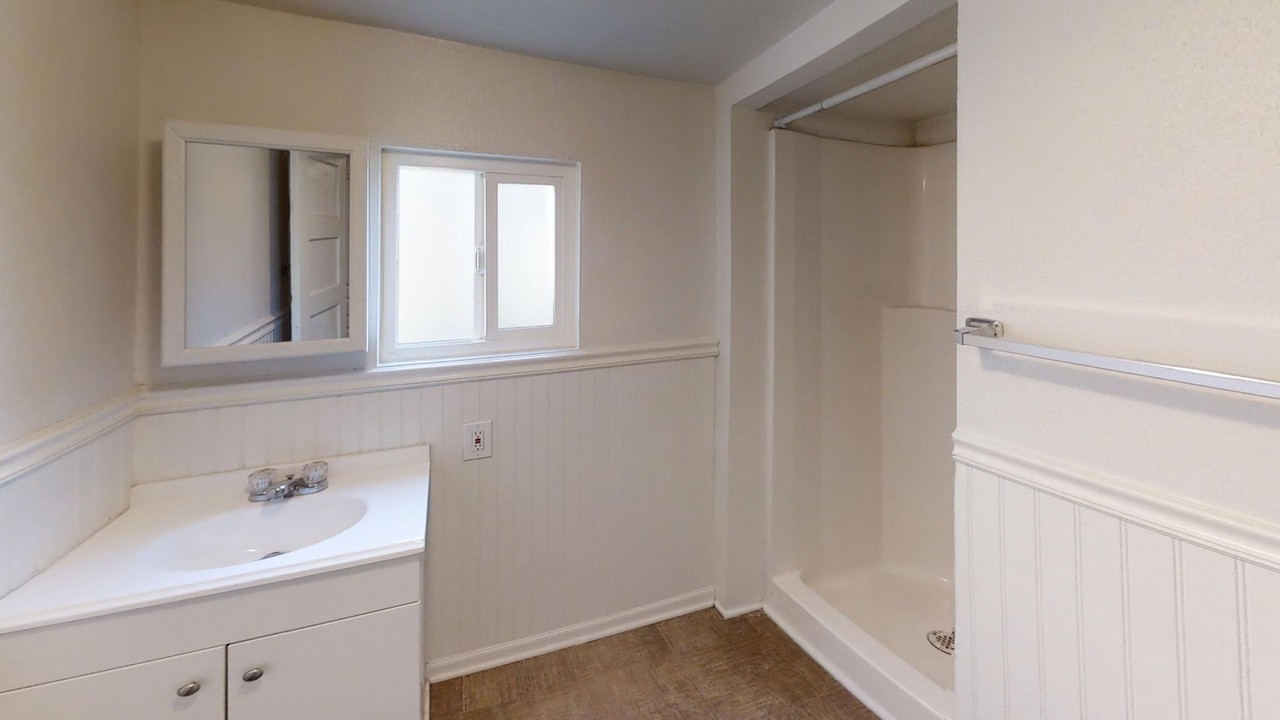138 N Riverside Ave - Photo 2 of 19