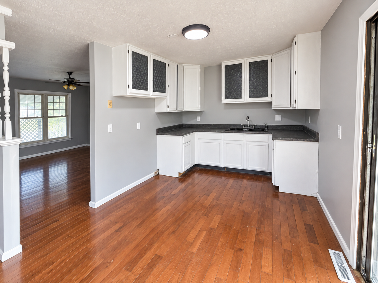 5004 Astoria Ave - Photo 5 of 13