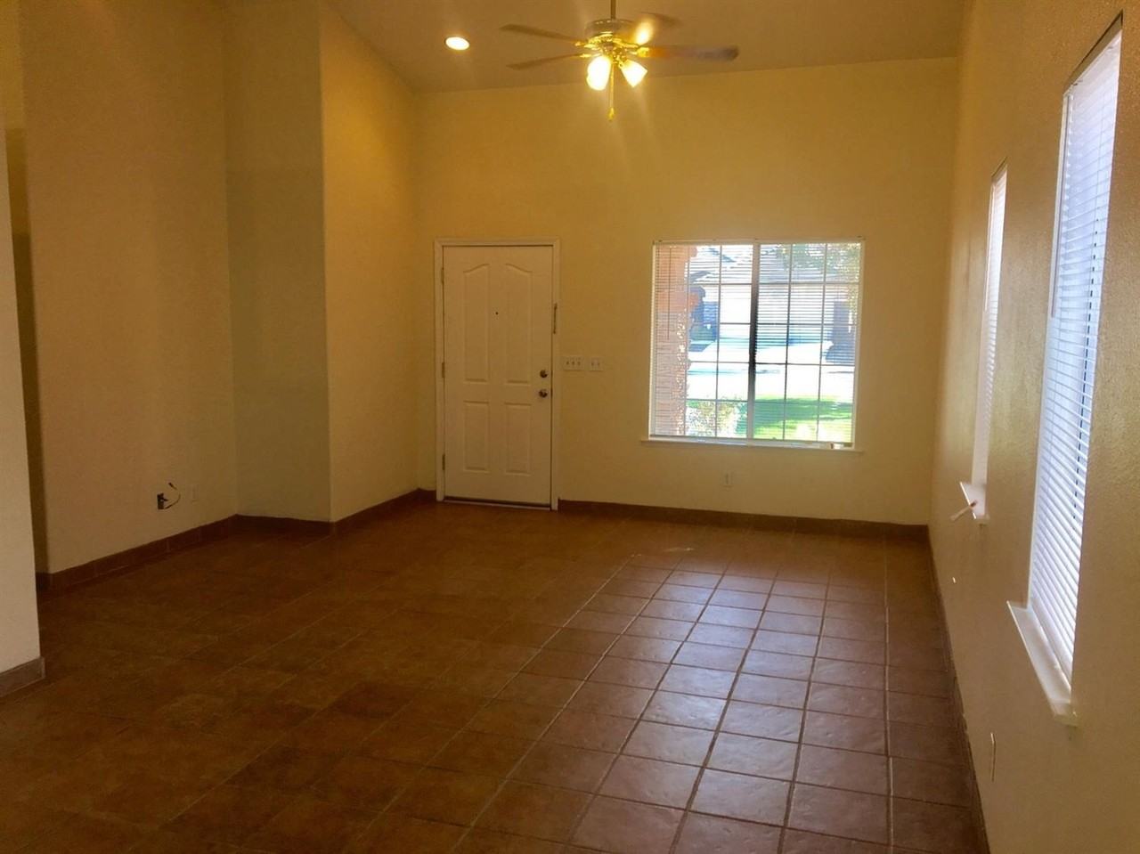 10281 N Whitney Ave - Photo 5 of 19