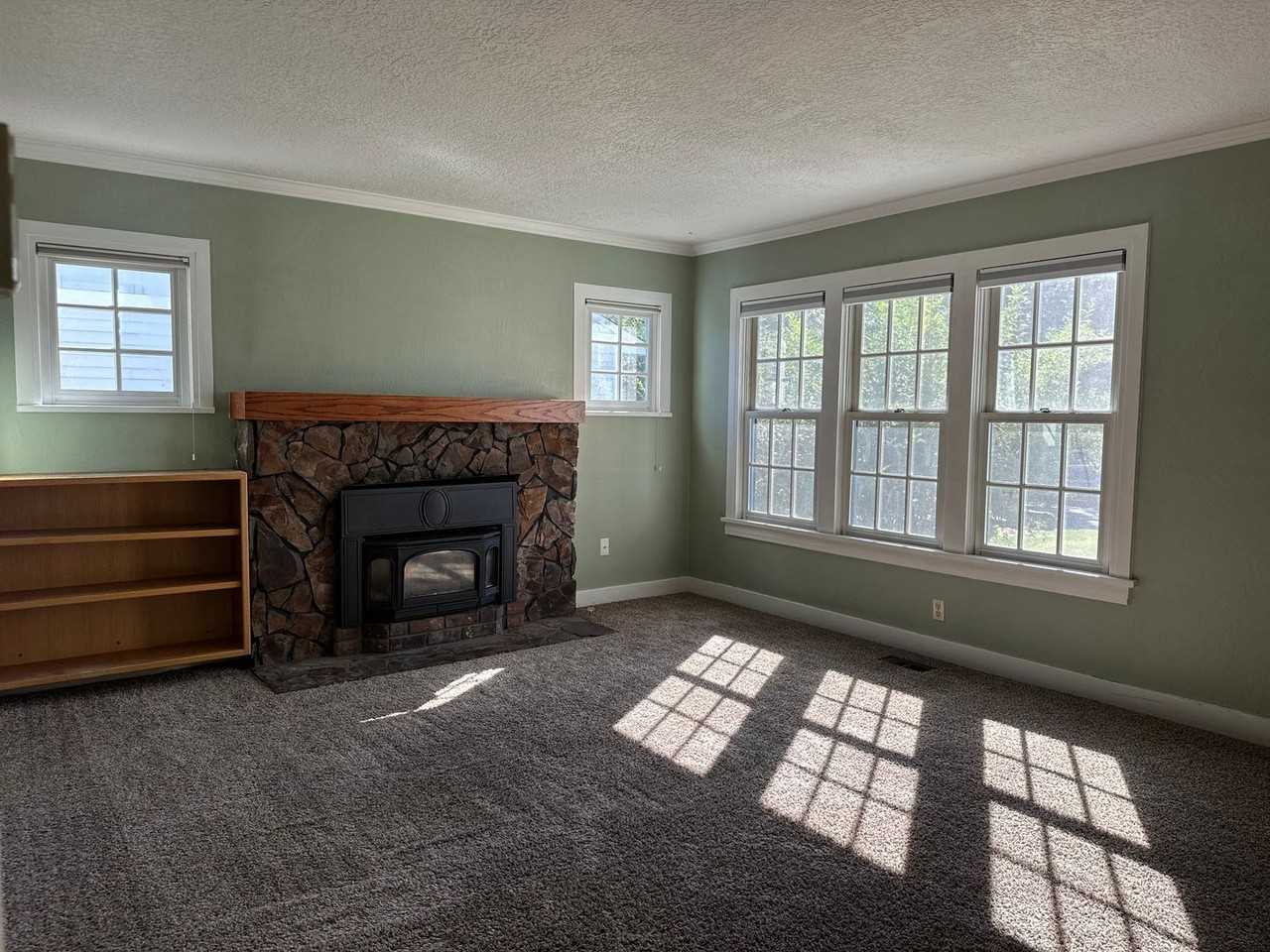 1622 Nw Awbrey Rd - Photo 3 of 27