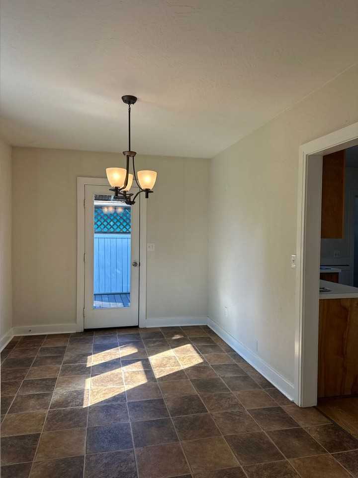 1622 Nw Awbrey Rd - Photo 5 of 27