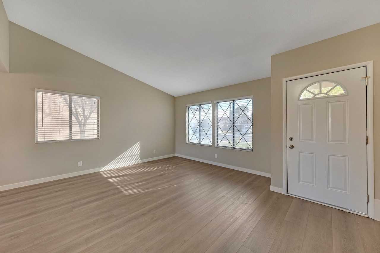 3158 Laurel Ave - Photo 3 of 32