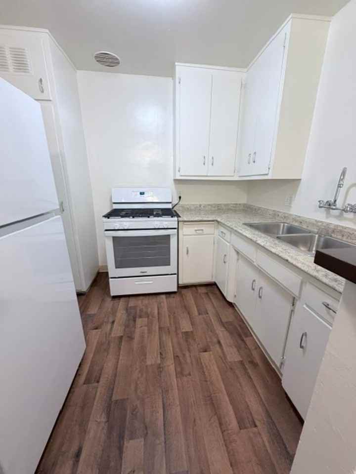4406 Rosebud Ln Apt C - Photo 3 of 8