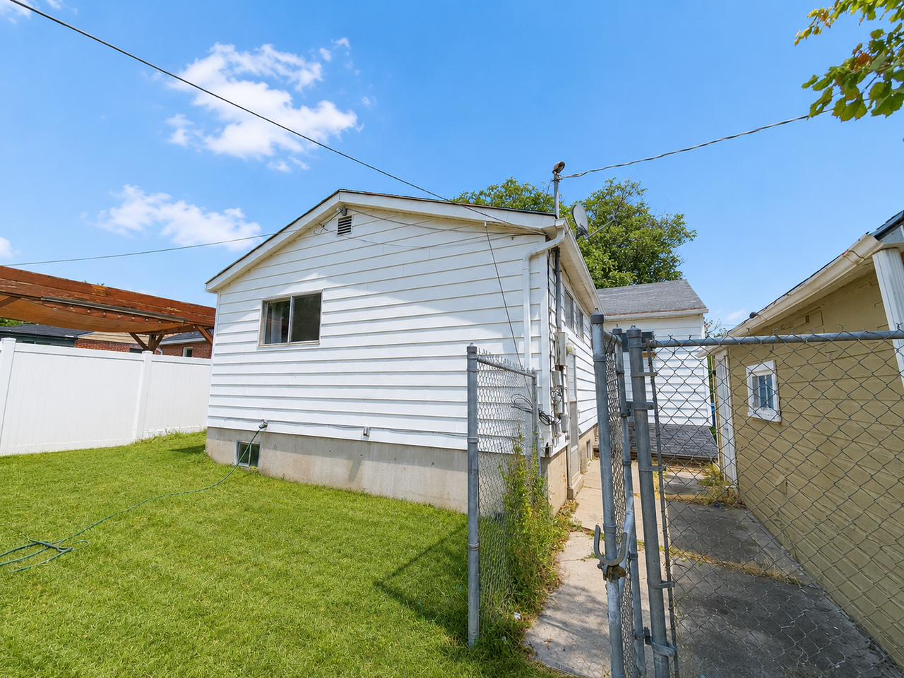2898 S Mcclelland St - Photo 3 of 22