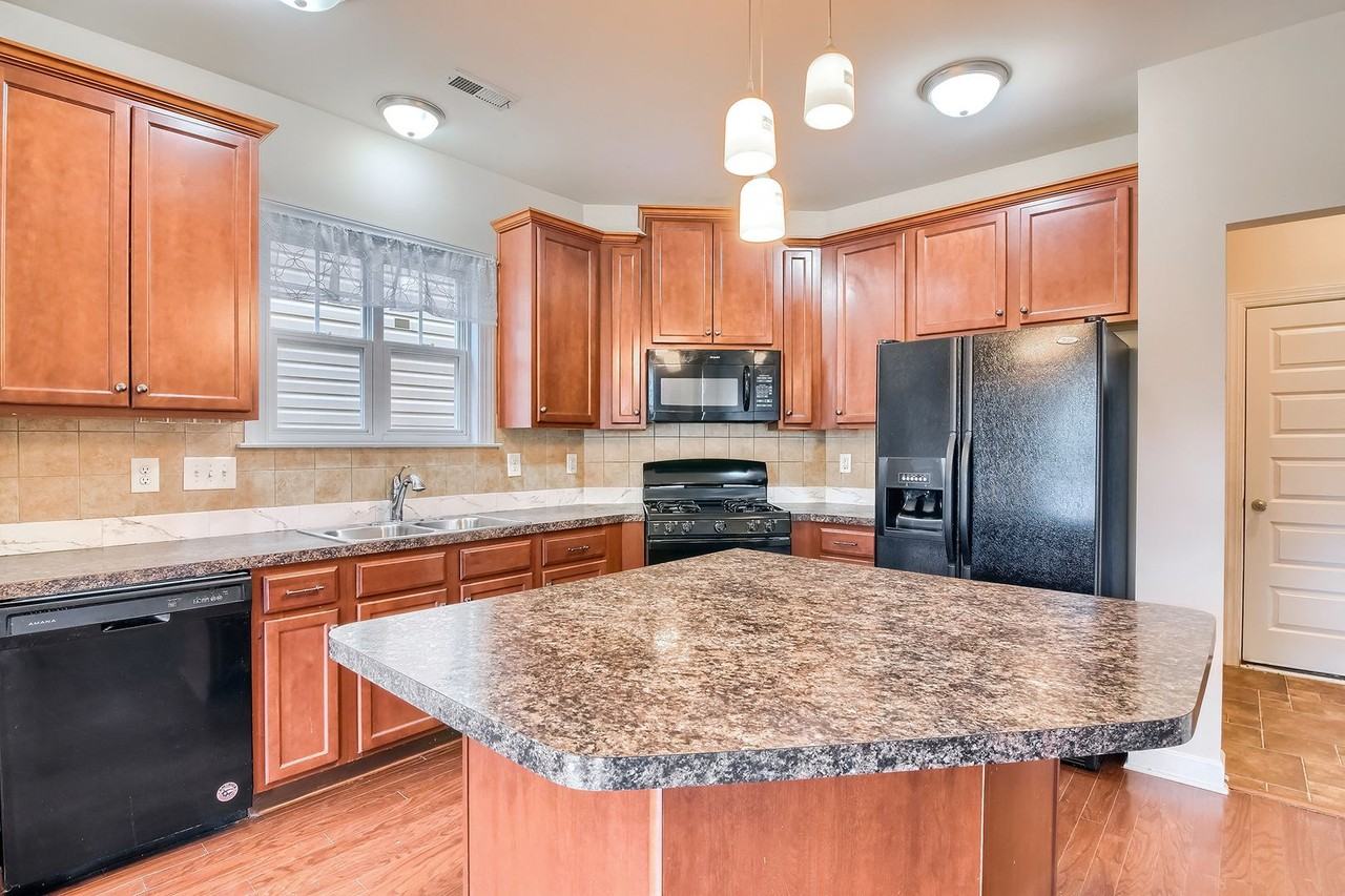 202 Roundhouse Ln - Photo 3 of 22