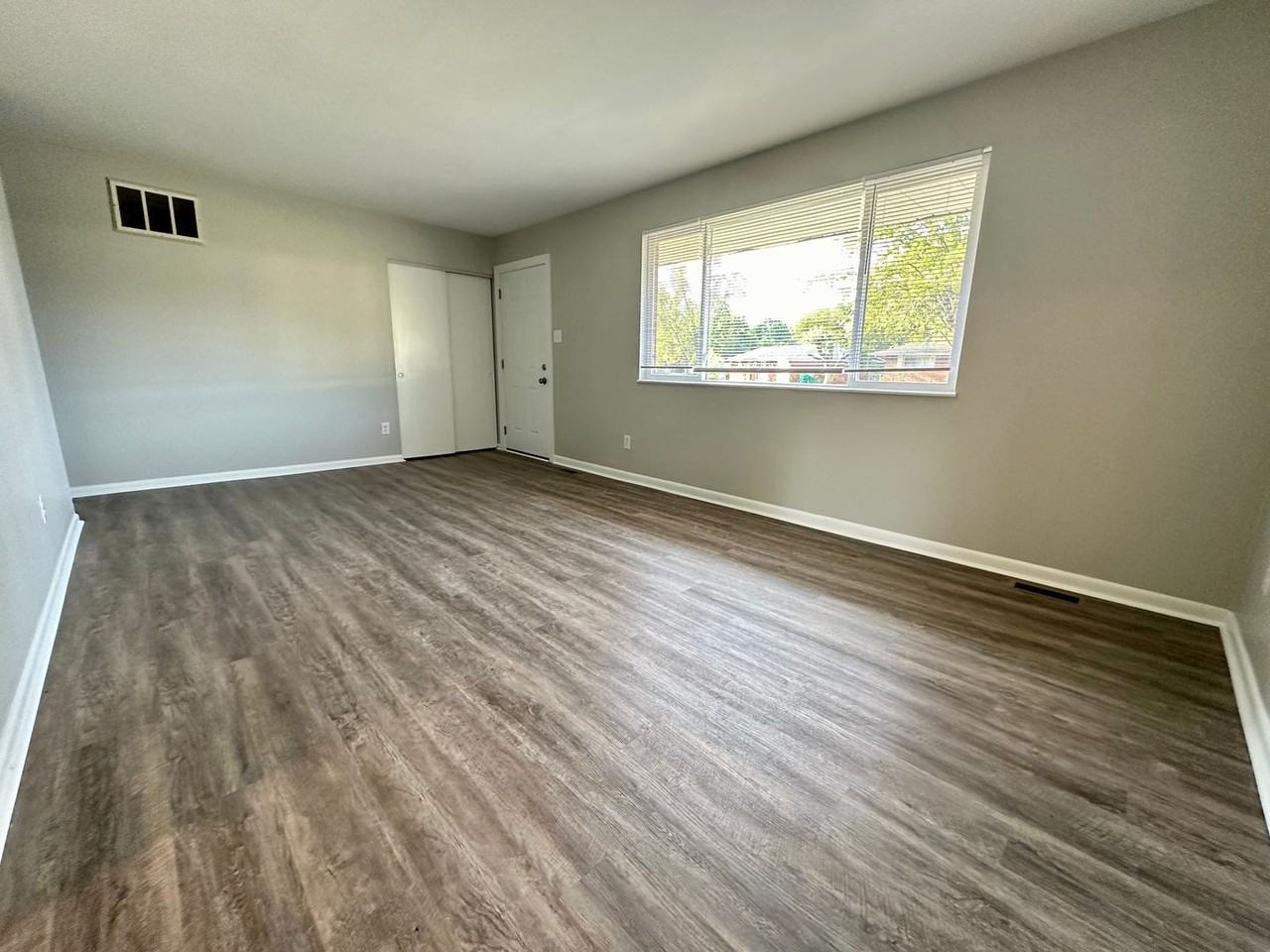 135 W Market St - Photo 2 of 18