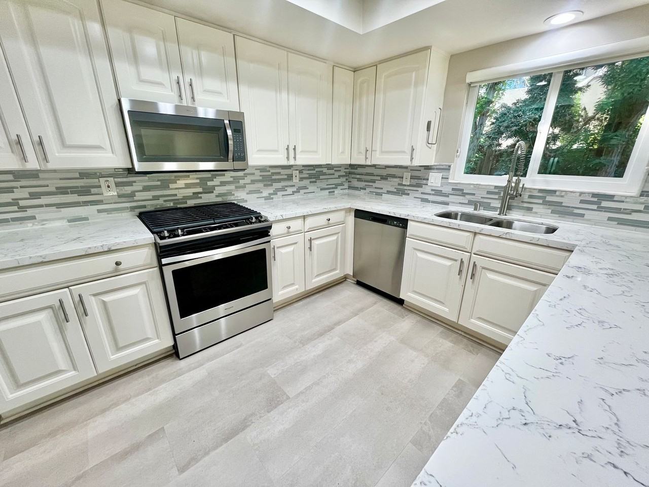 17190 Tam O Shanter Dr - Photo 7 of 22