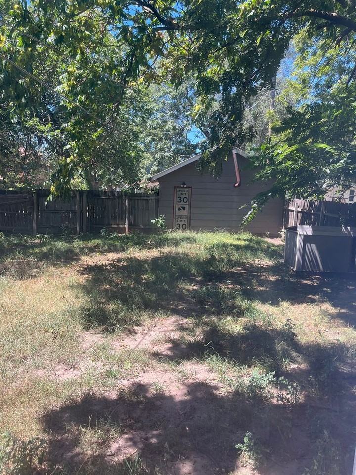 611 Spruce St - Photo 3 of 10