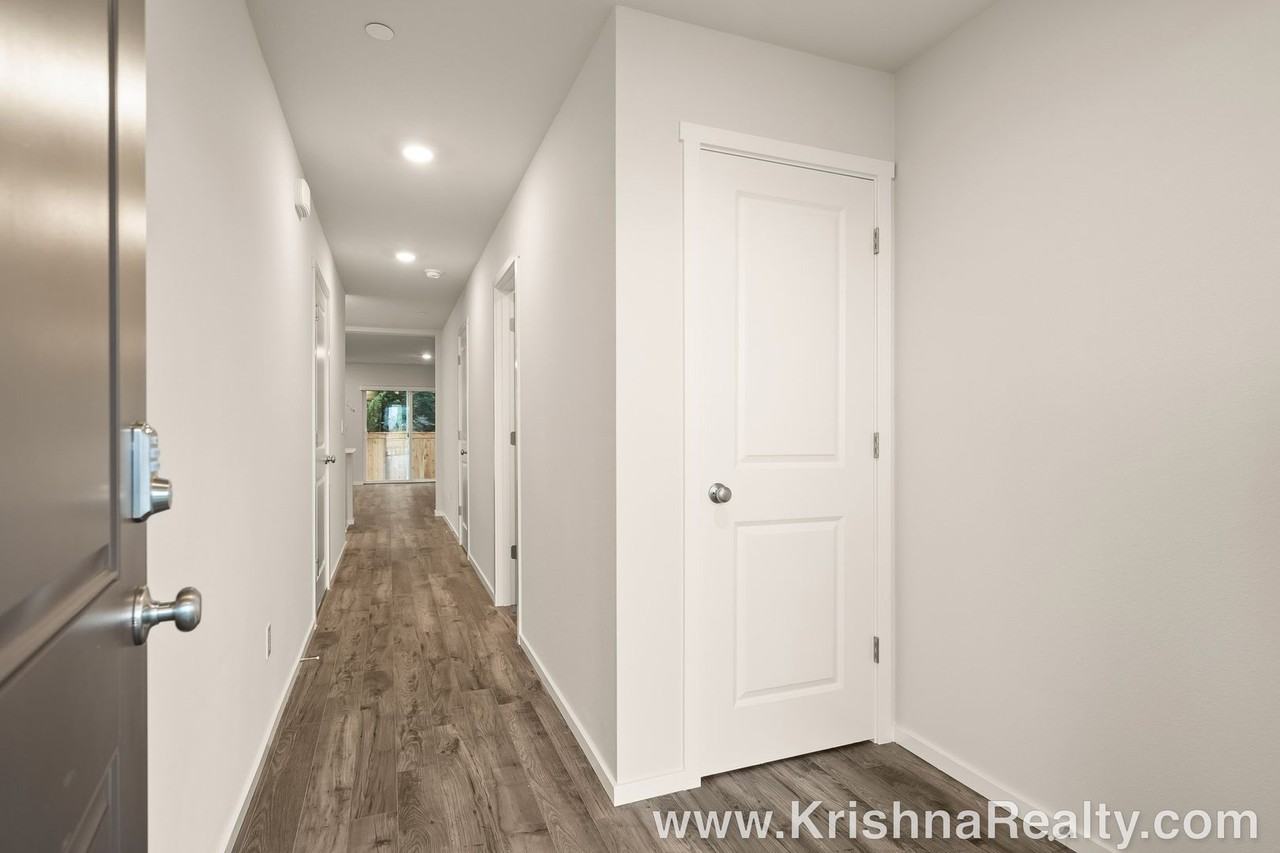 12061 Ne 104th St - Photo 2 of 21