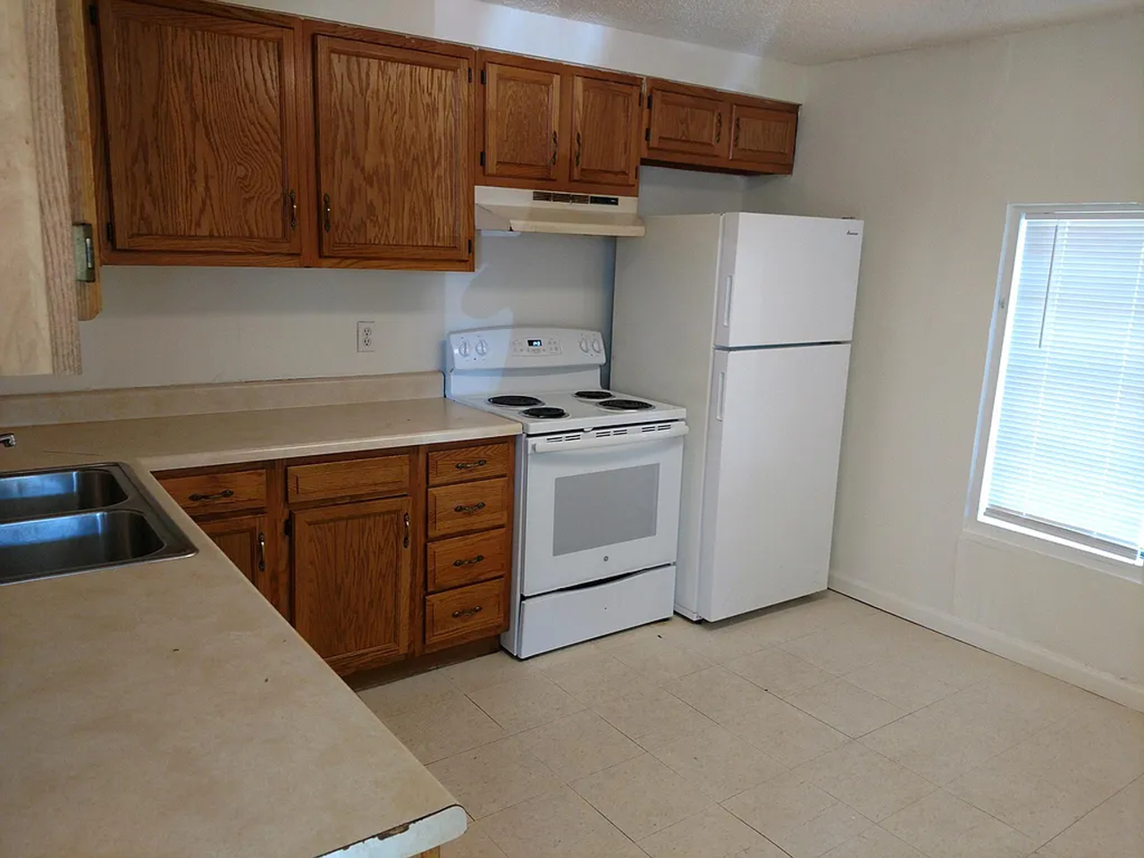 1259 Oregon Ave - Photo 2 of 10