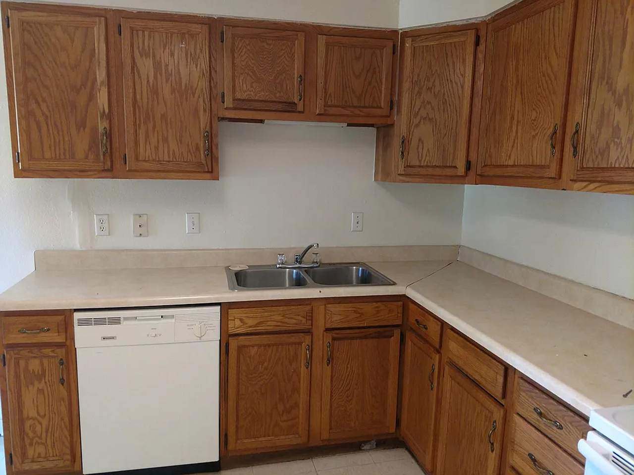 1259 Oregon Ave - Photo 3 of 10