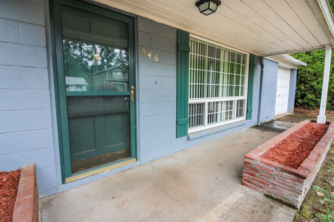 646 Charles Ave S - Photo 4 of 25