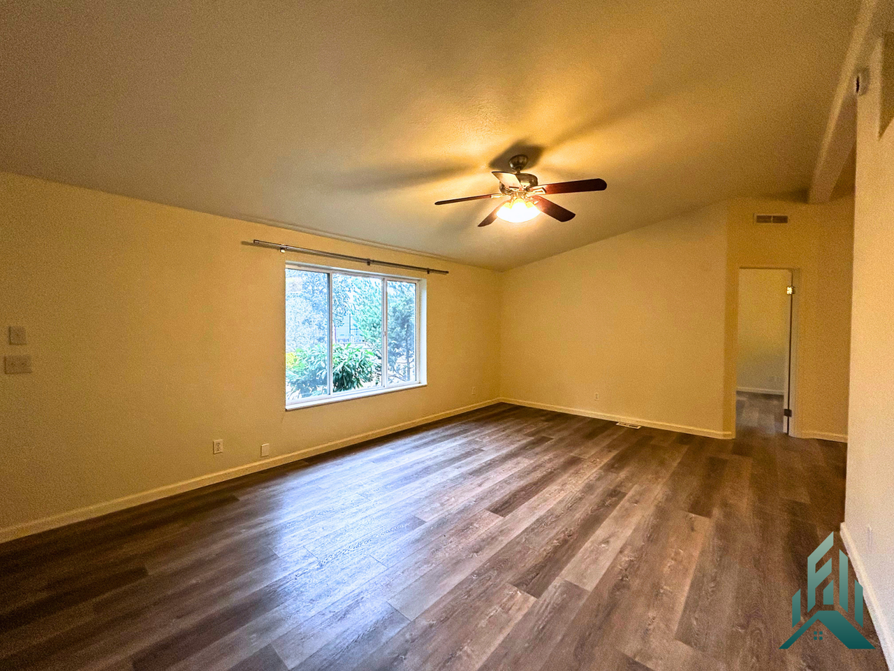 640 Southeast Crystal Lake Drive - Photo 3 of 27