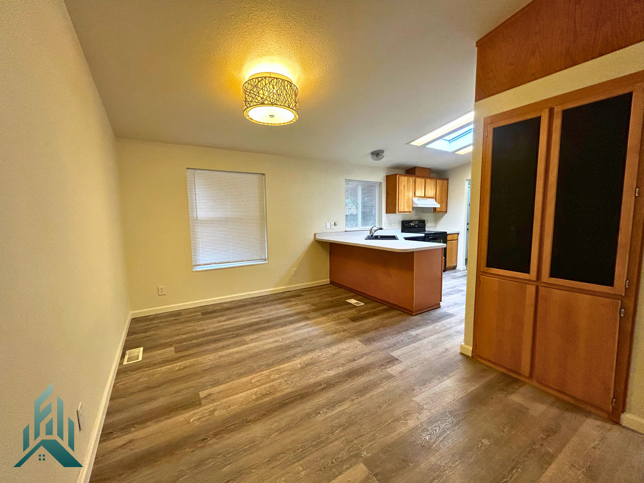 640 Southeast Crystal Lake Drive - Photo 4 of 27