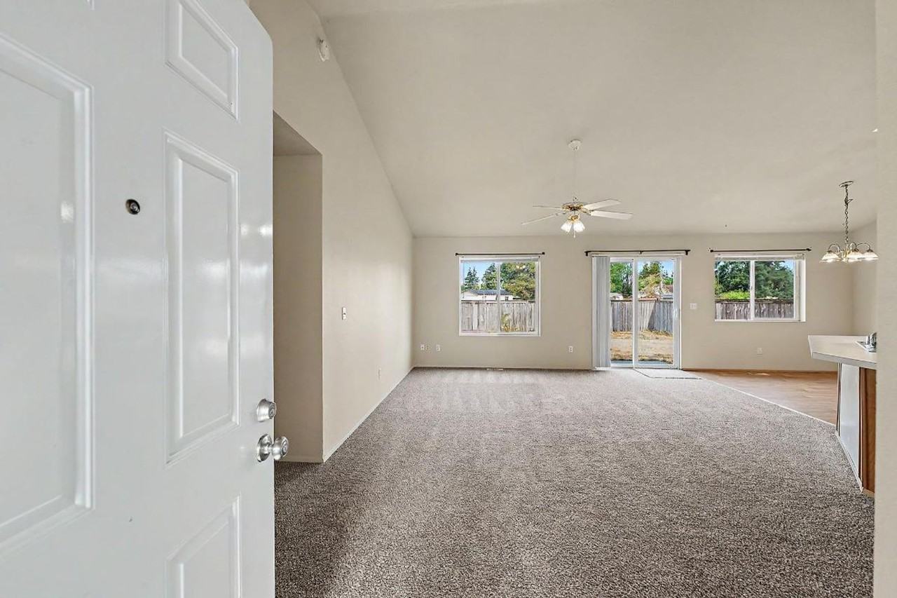 9826 Donovan Ct Se - Photo 4 of 41
