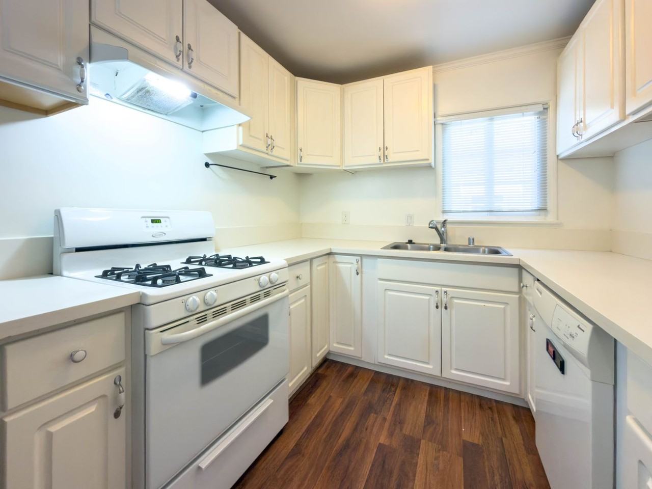 4114 W Victory Blvd - Photo 6 of 16