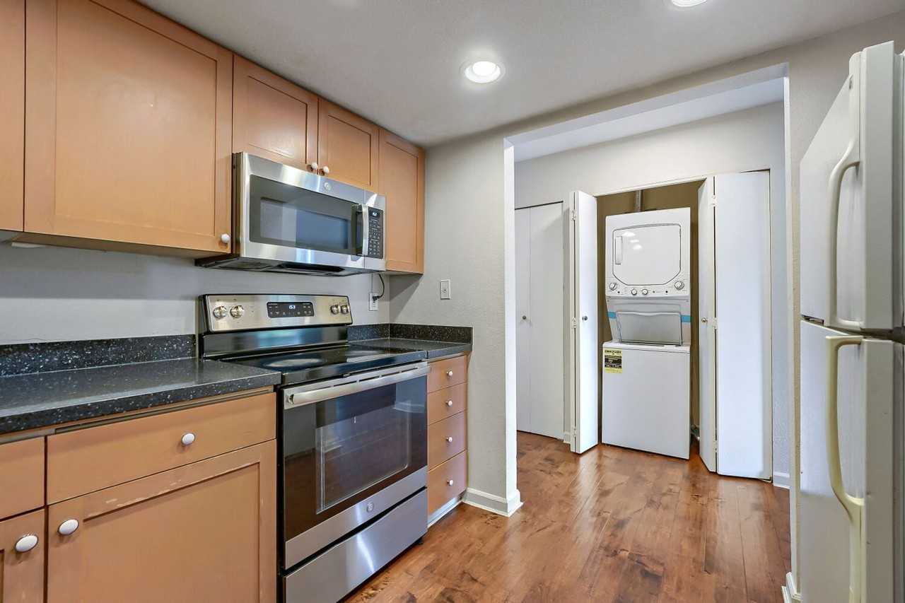 10424 Ne 32nd Pl Apt C303 - Photo 2 of 11