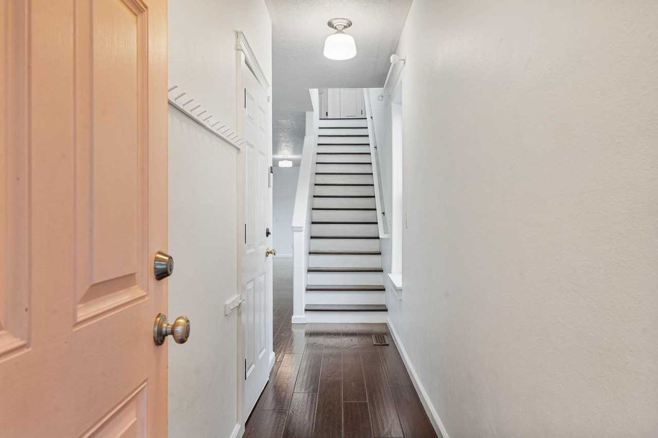10106 N Calhoun Ave - Photo 3 of 34