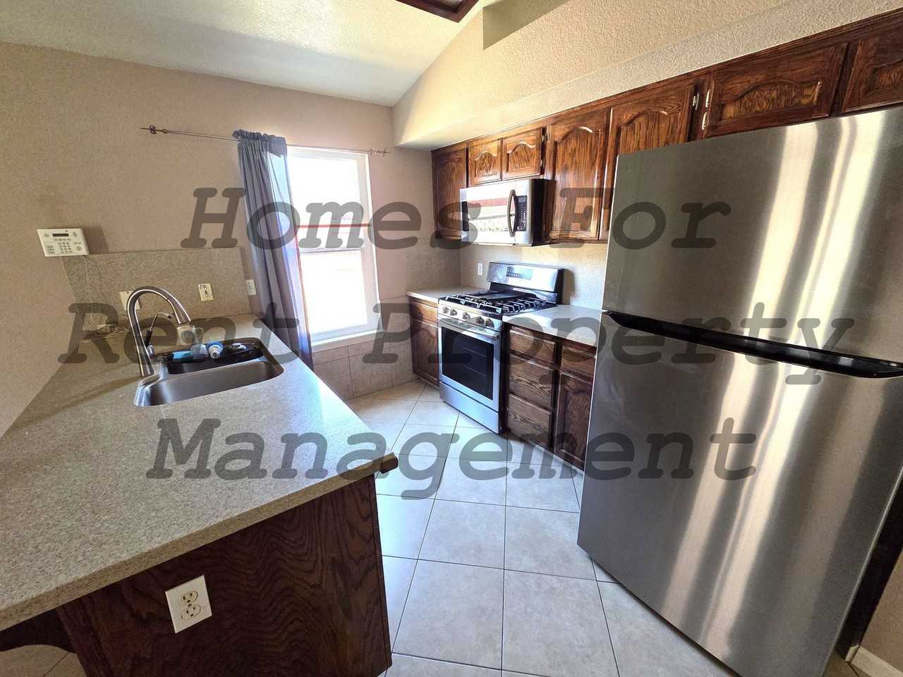 541 Willow St - Photo 4 of 12