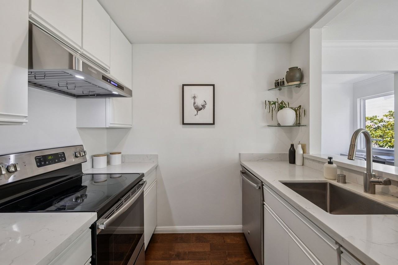 3044 Franklin St - Photo 5 of 19