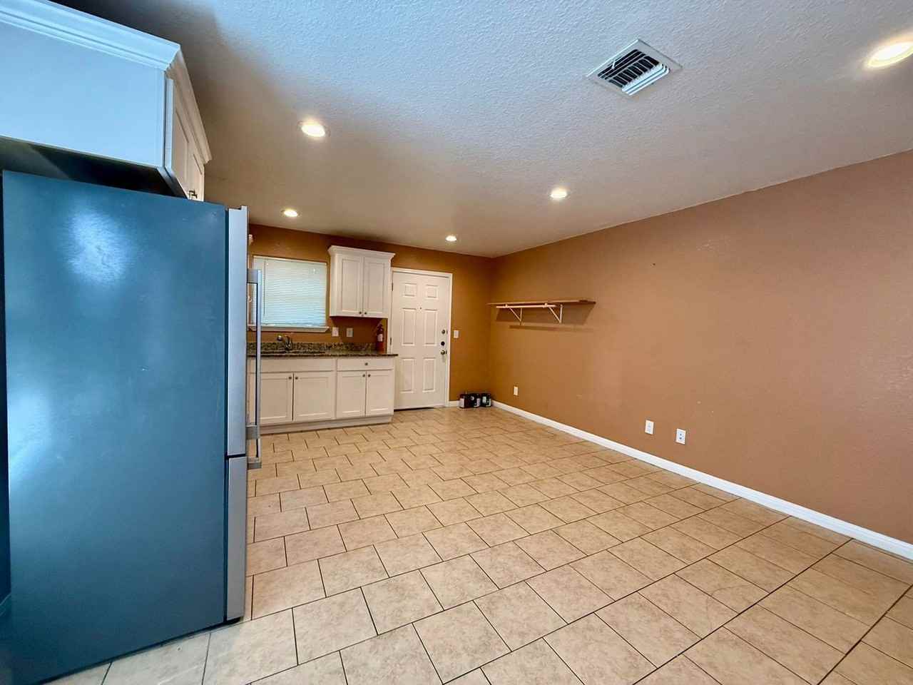 3107 W Travis St #2 - Photo 4 of 18