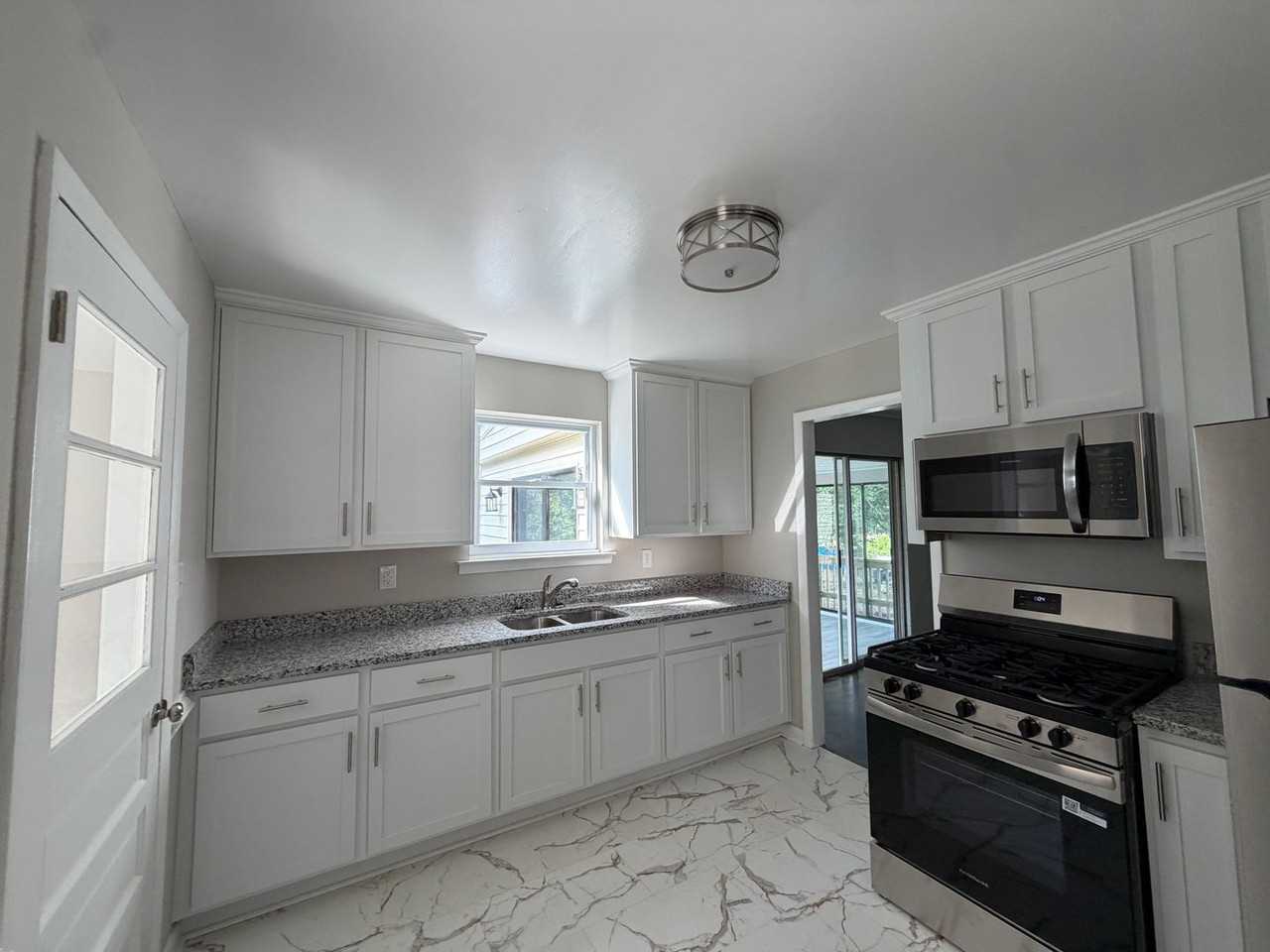 126 Deerfield Dr - Photo 4 of 13