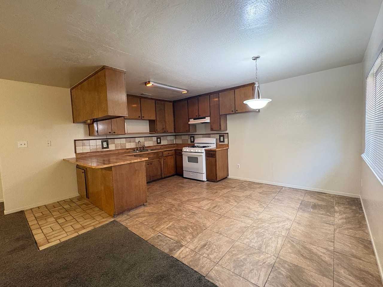 1025 E 9th St - Photo 4 of 19