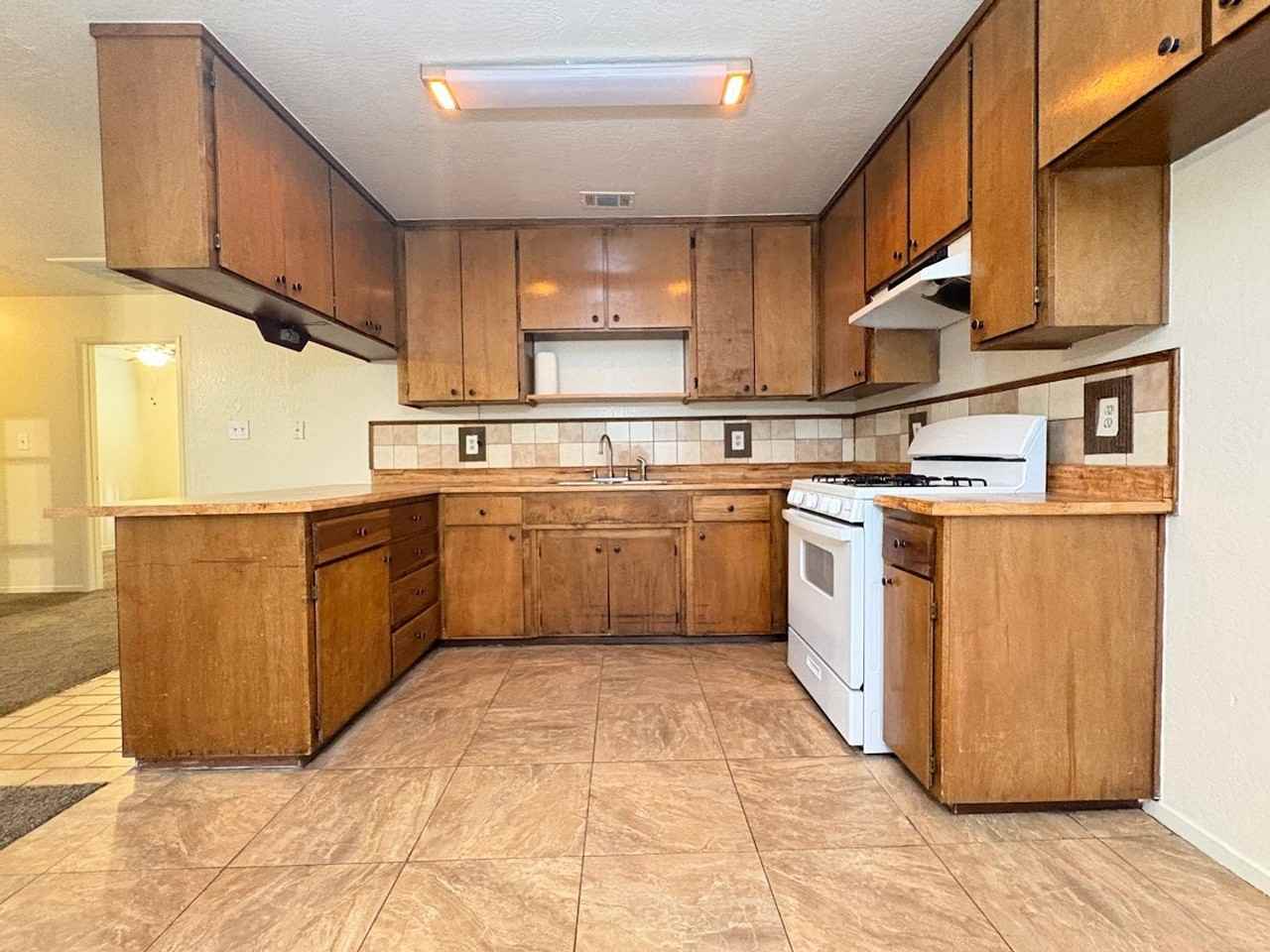 1025 E 9th St - Photo 5 of 19
