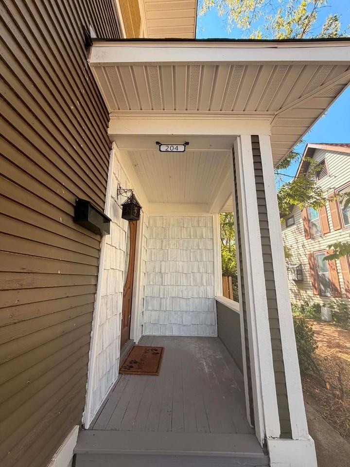 204 N Sergeant Ave - Photo 2 of 18