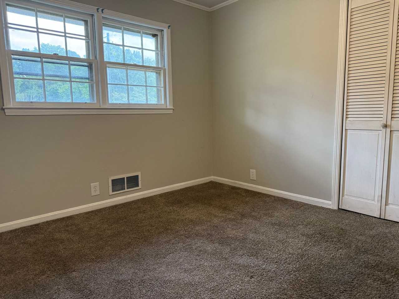 1343 Oakdale Dr - Photo 4 of 11