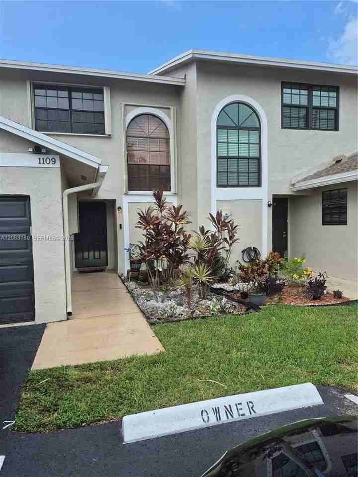 1109 Nw 107th Ave - Photo 5 of 12