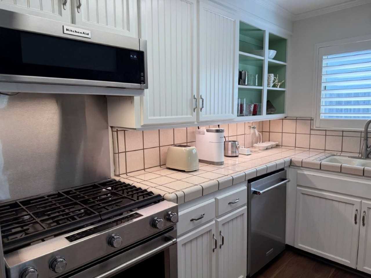 1604 Amherst Way - Photo 5 of 26