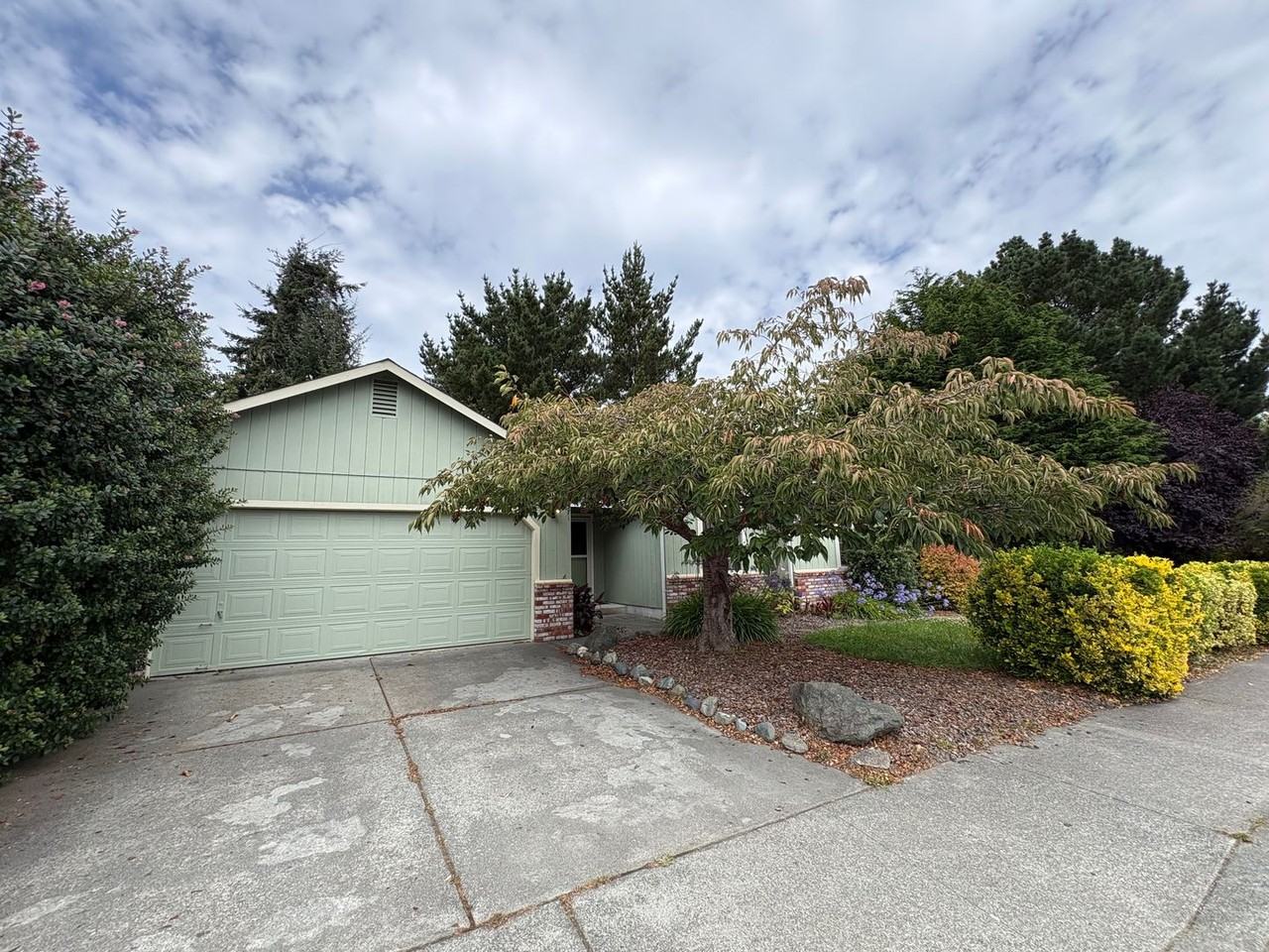 1371 Fernwood Dr - Photo 2 of 18