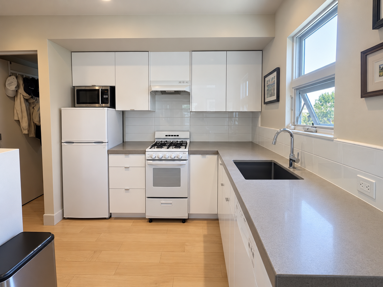 453 Seaview Dr - Photo 3 of 12