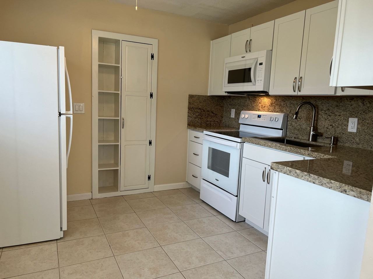 Fantastic Davie 2/1 with fenced backyard - Photo 2 of 10