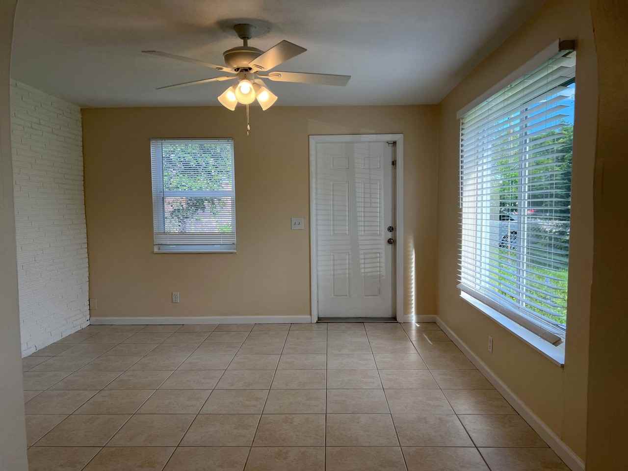 Fantastic Davie 2/1 with fenced backyard - Photo 4 of 10